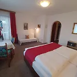 Penzion Gaestehaus Burgi Fügen